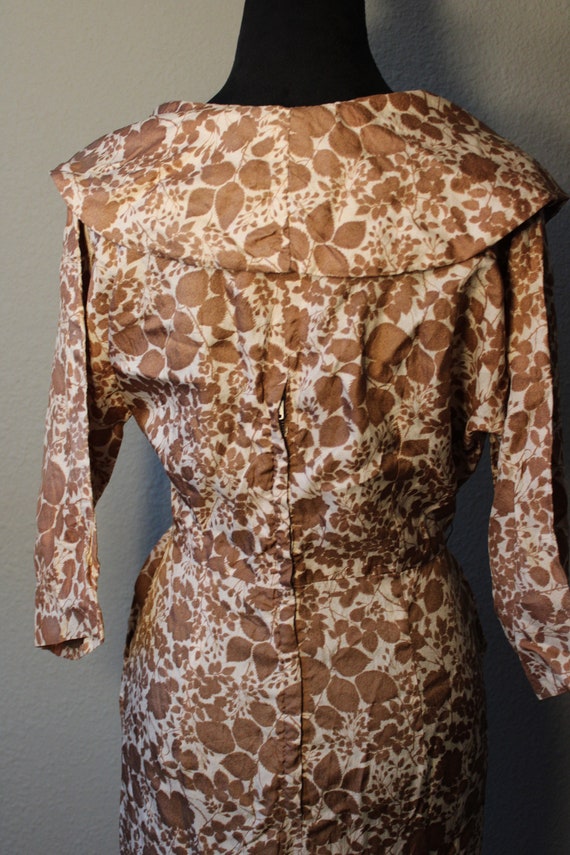 Vintage 1950s White and Brown Floral Wiggle Dress… - image 8