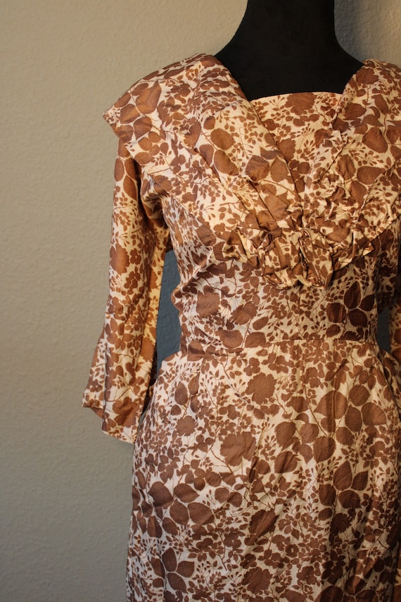 Vintage 1950s White and Brown Floral Wiggle Dress… - image 5