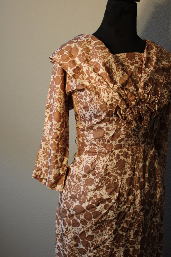 Vintage 1950s White and Brown Floral Wiggle Dress… - image 4