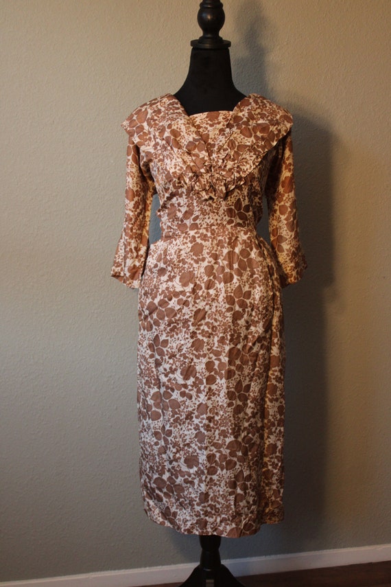 Vintage 1950s White and Brown Floral Wiggle Dress… - image 3