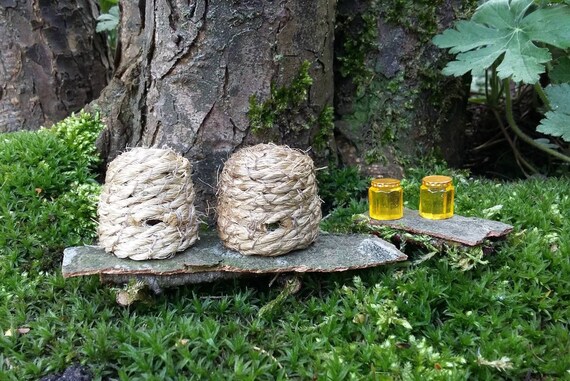 Miniatuur Bijenkorf Fairy tuin miniatuur Tuinaccessoires, miniatuur landschap, Bee hive, Honey bee, Gnome Tuin, Bee skep, Fae Miniatuur Bijenkorf Fairy tuin miniatuur Tuinaccessoires, miniatuur landschap, Bee hive, Honey bee, Gnome Tuin, Bee skep, Fae