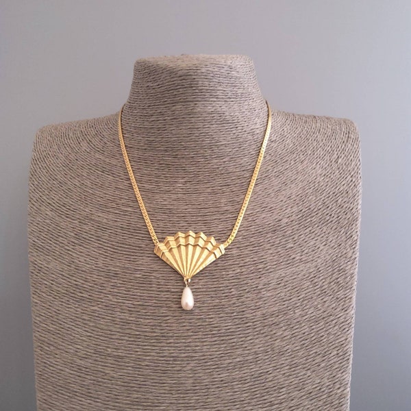 Vintage 1980s yellow gold tone flat snake chain necklace with central attached fan shaped pendant with pearl dropper