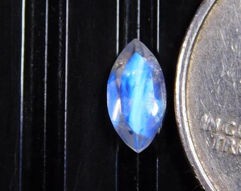 AAAA+++Super Top Regenbogen Mondstein Edelstein facettiert geschliffen, super schön blau auffällig Regenbogen, Marquis Form, Größe 8x4MM kalibriert, 0,60Carat
