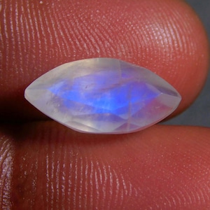 AAA+++Rainbow Moonstone,Very Beautiful Stunning Blue flashy Rainbow, Faceted Cut, Marquis Shape,Size14x7MM Calibrated 4.00Cts Jewelry Stone.