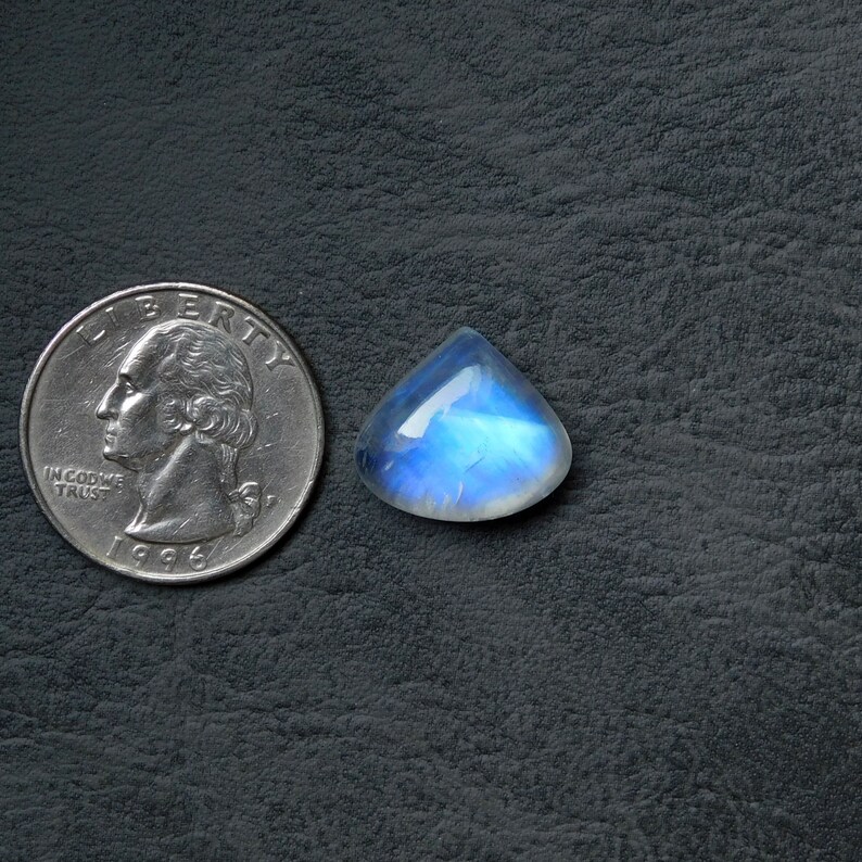 Very Beautiful Awesome Blue flashy,100/%Natural AAA+++Rainbow Moonstone Cabochon Gemstone,Heart Shape,Size17x15x7MM Weight13Cts Pendant stone