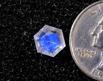 AAA +++ Bestnote Regenbogen Mondstein Edelstein Facettenschliff, schöne atemberaubende blaue auffällige Regenbogen, Sechseck-Form, Größe 8x8 mm kalibriert, 3.00Carat.
