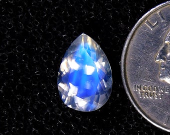 AAAA++++++ augenreinen Regenbogen-Mondstein-Edelstein, 100% natürlicher schöner blauer auffälliger Regenbogen, facettierter Schliff, Birnenform, Größe 13.5x9.5x6.5MM, 4.50Carat