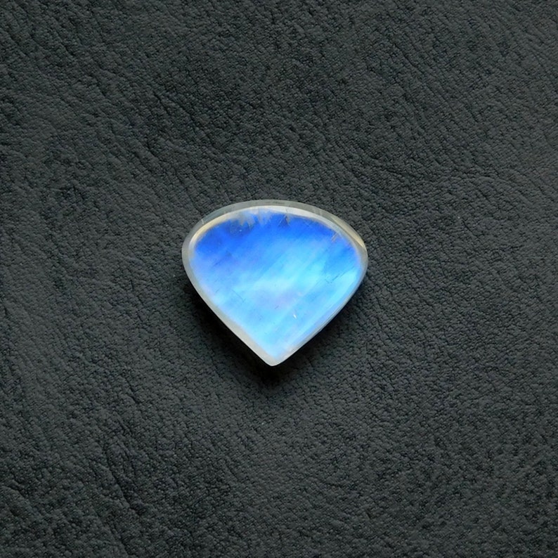 Very Beautiful Awesome Blue flashy,100/%Natural AAA+++Rainbow Moonstone Cabochon Gemstone,Heart Shape,Size17x15x7MM Weight13Cts Pendant stone