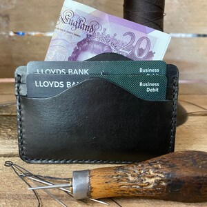 Portafoglio carta di credito in pelle, portafoglio minimalista, fatto in inglese, cucito a mano, regalo per lui, regalo del terzo anniversario, nero