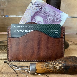 Cartera de tarjeta de crédito de cuero, cartera minimalista, inglés hecho, cosido a mano, regalo para él, regalo del tercer aniversario, chocolate
