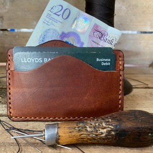 Portafoglio carta di credito in pelle, portafoglio minimalista, fatto in inglese, cucito a mano, regalo per lui, regalo del terzo anniversario, castagno