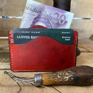 Cartera de tarjeta de crédito de cuero, cartera minimalista, inglés hecho, cosido a mano, regalo para él, regalo del tercer aniversario, rojo