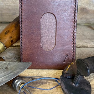 Porta carte di credito slim in pelle, fatto in inglese, cucito a mano, regalo per lui, regalo per il terzo anniversario, cioccolato