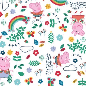 Puede incluir: Patrón repetitivo con Peppa Pig, arcoíris, mariposas, flores y follaje sobre fondo blanco. El diseño incluye varios elementos florales y de hojas en rojo, verde, amarillo y azul.