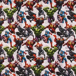 Op de afbeelding: Een witte stof met een herhalend patroon van verschillende Marvel-superhelden, waaronder Iron Man, Captain America, Hulk, Black Widow, Thor en Black Panther.