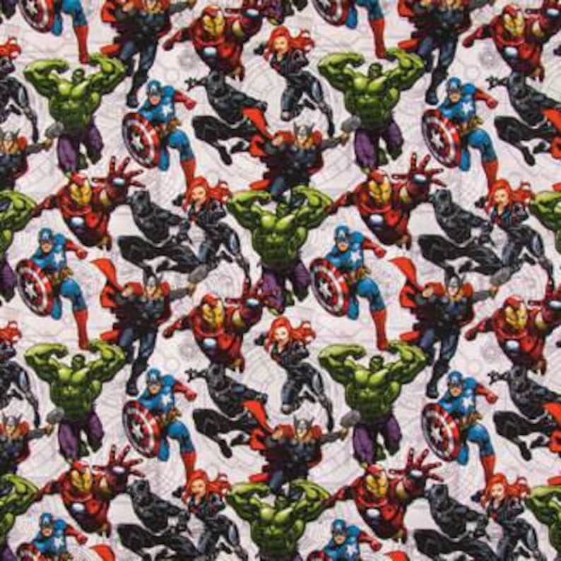 Op de afbeelding: Een witte stof met een herhalend patroon van verschillende Marvel-superhelden, waaronder Iron Man, Captain America, Hulk, Black Widow, Thor en Black Panther.