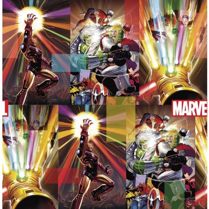 Op de afbeelding: Een comicboekomslag met een kleurrijke, actievolle sc&egrave;ne met meerdere superhelden. De omslag toont een close-up van Iron Man in een rood-gouden pak, met een gloeiend licht dat uit zijn hand straalt. De omslag toont ook Hulk, Thor en andere superhelden. De tekst "MARVEL" staat prominent in de rechterbenedenhoek.