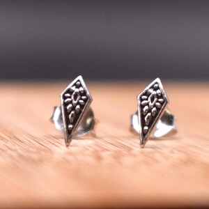 Detailed Diamond Shape Stud Earrings in 925 Sterling Silver