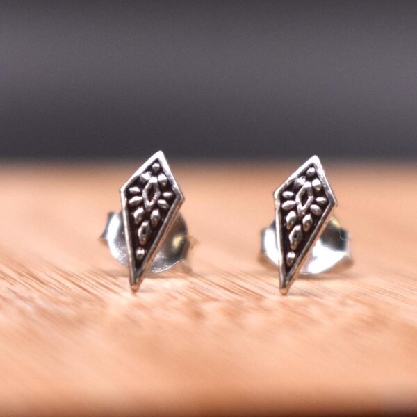 Detailed Diamond Shape Stud Earrings in 925 Sterling Silver