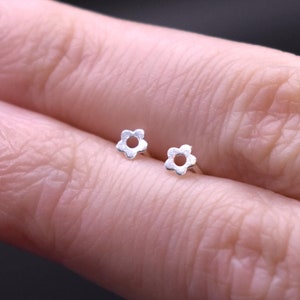 Tiny Dainty Retro Daisy Stud Earrings in 925 Sterling Silver