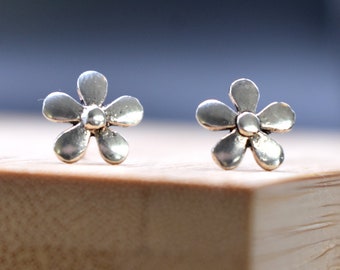 60s Style Daisy Stud Earrings in 925 Sterling Silver