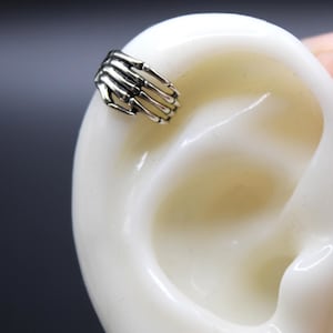 925 Sterling Silver Skeleton Hand No-Piercing Ear Cuff