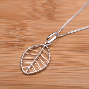 Delicate Openwork Leaf Pendant Necklace in 925 Sterling Silver