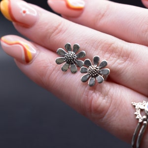 Large Daisy Flower Stud Earrings in 925 Sterling Silver