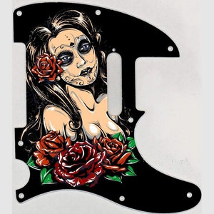 Może przedstawiać: Czarny pickguard do gitary z ilustracją kobiety z Dnia Zmarłych i różami. Ilustracja przedstawia twarz i górną część ciała kobiety, z makijażem czaszki cukrowej i różami.