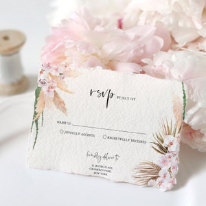 Pode incluir: Um cart&atilde;o RSVP branco com bordas rasgadas, apresentando desenhos florais em aquarela em rosa, bege e verde. O cart&atilde;o inclui o texto "RSVP BY JULY 1ST" e solicita o nome e a aceita&ccedil;&atilde;o ou recusa.