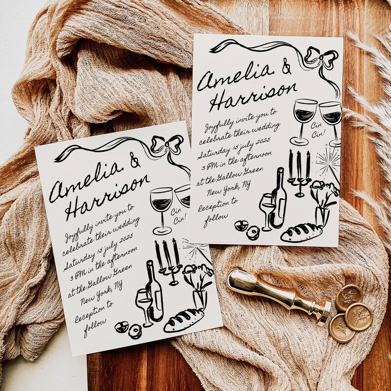 Puede incluir: Una invitaci&oacute;n de boda en blanco y negro con una fuente de letra manuscrita. La invitaci&oacute;n dice "Amelia & Harrison" e incluye la fecha y la hora de la boda, "s&aacute;bado 15 de julio de 2025, 3 PM de la tarde". La invitaci&oacute;n tambi&eacute;n incluye la ubicaci&oacute;n de la boda, "en el Gallow Green, Nueva York, NY". La invitaci&oacute;n est&aacute; decorada con una ilustraci&oacute;n dibujada a mano de copas de vino, velas y una hogaza de pan.