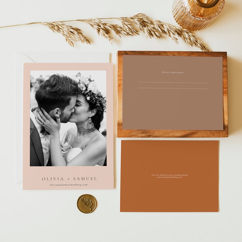 Puede incluir: Un conjunto de invitaciones de boda en tonos rosa y marr&oacute;n. La invitaci&oacute;n presenta una fotograf&iacute;a en blanco y negro de una pareja bes&aacute;ndose. El texto de la invitaci&oacute;n dice "Olivia + Samuel" y "oliviandsamuelwedding.com".
