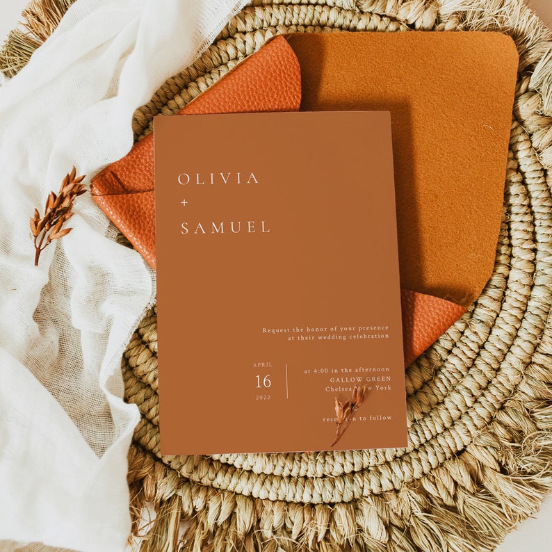 Puede incluir: Una invitaci&oacute;n de boda con fondo marr&oacute;n y texto blanco. La invitaci&oacute;n dice "Olivia + Samuel" e incluye la fecha "16 de abril de 2022" y la ubicaci&oacute;n "Gallow Green, Chelsea, Nueva York".
