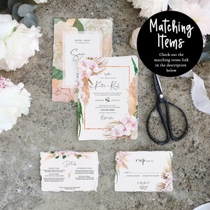 Pode incluir: Conjunto de convites de casamento com um convite principal, um save the date, um cart&atilde;o RSVP e um cart&atilde;o de detalhes. O design inclui detalhes florais e de capim dos pampas com os nomes "Katie & Raul". O texto "Matching Items" tamb&eacute;m &eacute; vis&iacute;vel.