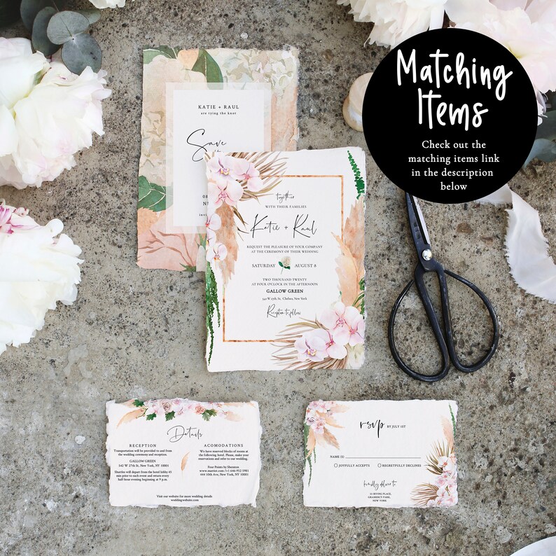 Pode incluir: Conjunto de convites de casamento com um convite principal, um save the date, um cart&atilde;o RSVP e um cart&atilde;o de detalhes. O design inclui detalhes florais e de capim dos pampas com os nomes "Katie & Raul". O texto "Matching Items" tamb&eacute;m &eacute; vis&iacute;vel.