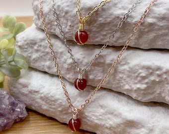 Collar minimalista de cuentas de cornalina roja, delicado colgante de cristal envuelto en alambre, regalo de valentía para ella.