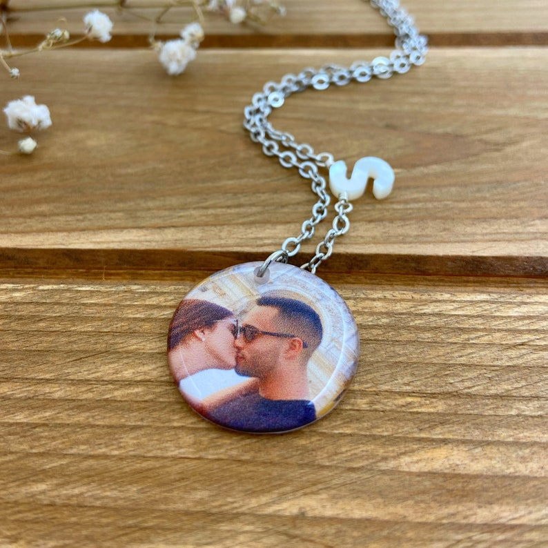 Put your favorite picture on a necklace, to cherish forever or give it as a very special gift to a girlfriend, wife, grandma, mom or sister so they can carry their loved one with them all day.