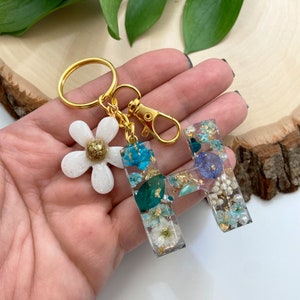 Personalized Floral Resin Keychain, Custom Name Monogram with Flower Petal Confetti for Couples and Gifts