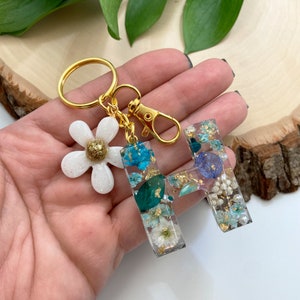 Custom name resin keyring, floral keychain, personalized resin flower keychain, flower petal confetti, monogram keychains, couple keychains