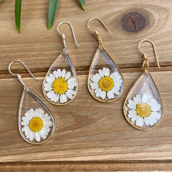 Natural white daisy earrings, dried pressed flower resin hoop earrings dangle, floral magic earrings, botanical jewelry, gift exchange ideas