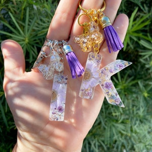Llavero de resina floral personalizado, llavero con inicial personalizado, regalo único para ella