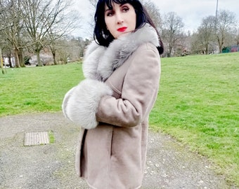 Vintage 1970s warm taupe grey real sheepskin shearling jacket penny lane fitted high quality soft lined Seventies warm coat