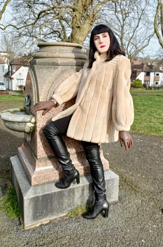 Vintage 1980s Cream Beige Mouton Shearing Fur Jacket Coat