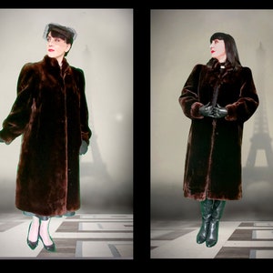 ヴィンテージ1980年代、1940年代のムートンファーコートは非常に光沢のある光沢があり、とても柔らかくてかわいい肩のパワードレス、グルノーブルの毛皮職人が作った驚くほどエレガントで洗練された