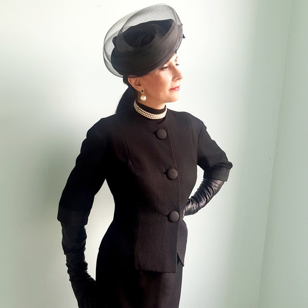 Late 1950s early 1960s vintage 3/4 length glove cut black skirt suit in wool/linen mix fabric wiggle pencil Mad Men