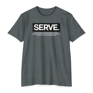 Peut inclure: Un t-shirt gris foncé avec un motif blanc qui dit "SERVE." Le motif est dans un rectangle noir. Le texte sous le motif dit "Notre véritable objectif est de nous adapter pour être au service maximum de Dieu et des gens qui nous entourent. Into Action 77: 13-4 The Pearl Street Society."