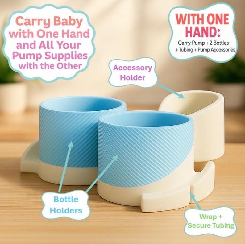 K&ouml;nnte beinhalten: Ein Set aus Babyflaschenhaltern und einem Zubeh&ouml;rhalter in Hellblau und Creme. Die Flaschenhalter haben ein strukturiertes Design und sind mit "Bottle Holders" beschriftet. Der Zubeh&ouml;rhalter ist mit "Accessory Holder" beschriftet. Das Bild enth&auml;lt Text mit der Aufschrift "Carry Baby with One Hand and All Your Pump Supplies with the Other".