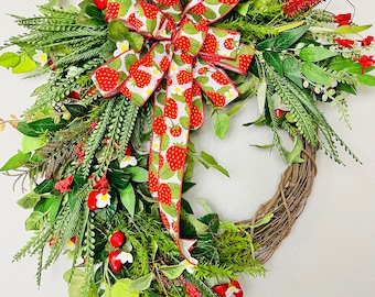 Corona de fresas y vid, decoración de verano, decoración de fresas, corona de cocina, regalo, corona para la puerta principal, corona para el patio, decoración floral de pared