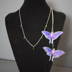 Collana con sfondo viola Luna Moth ali mobili in seta - girocollo con pendente posteriore a catena lunga