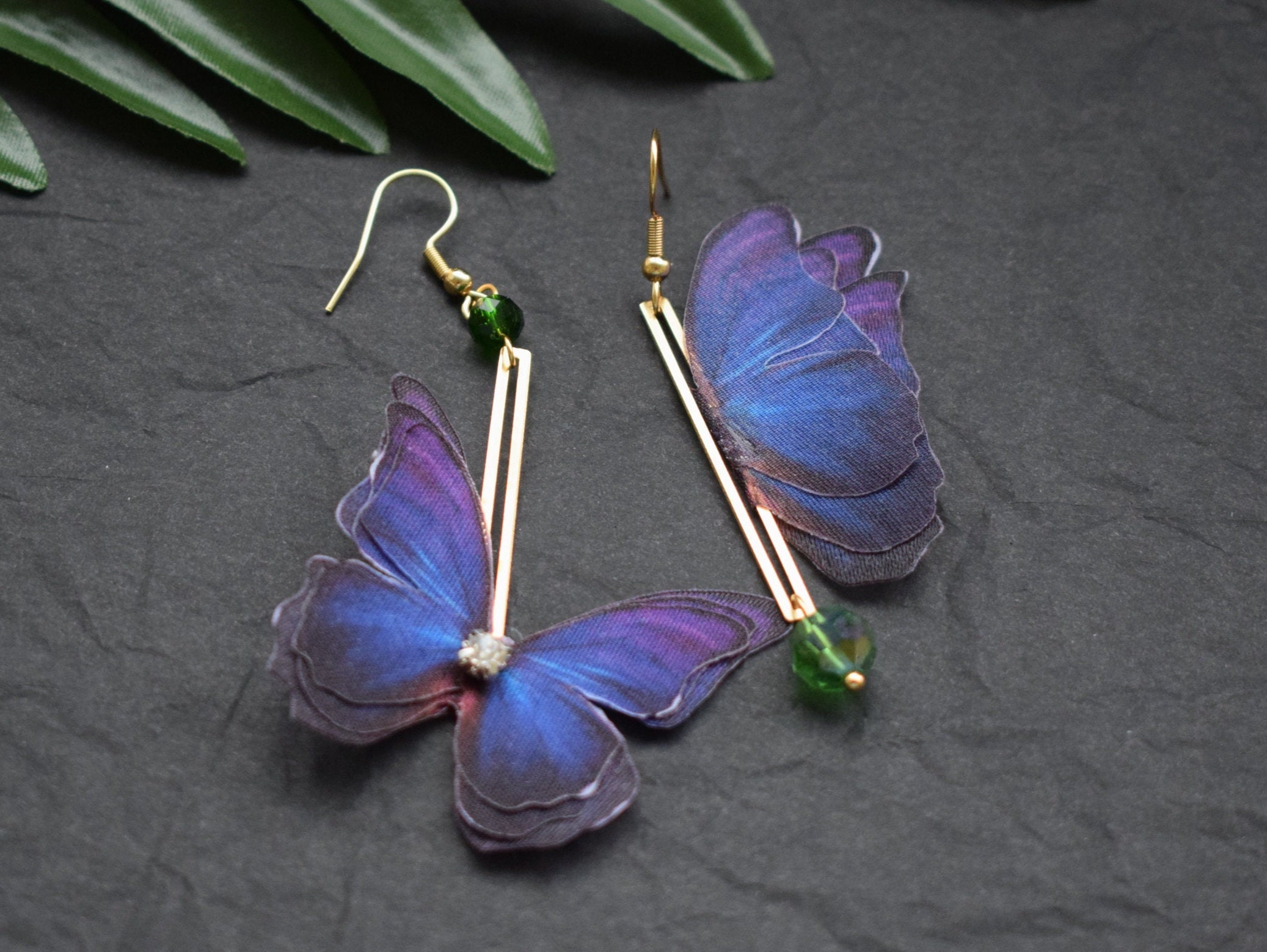 ゴールドのミスマッチドロップイヤリング、シルクの明るい蝶